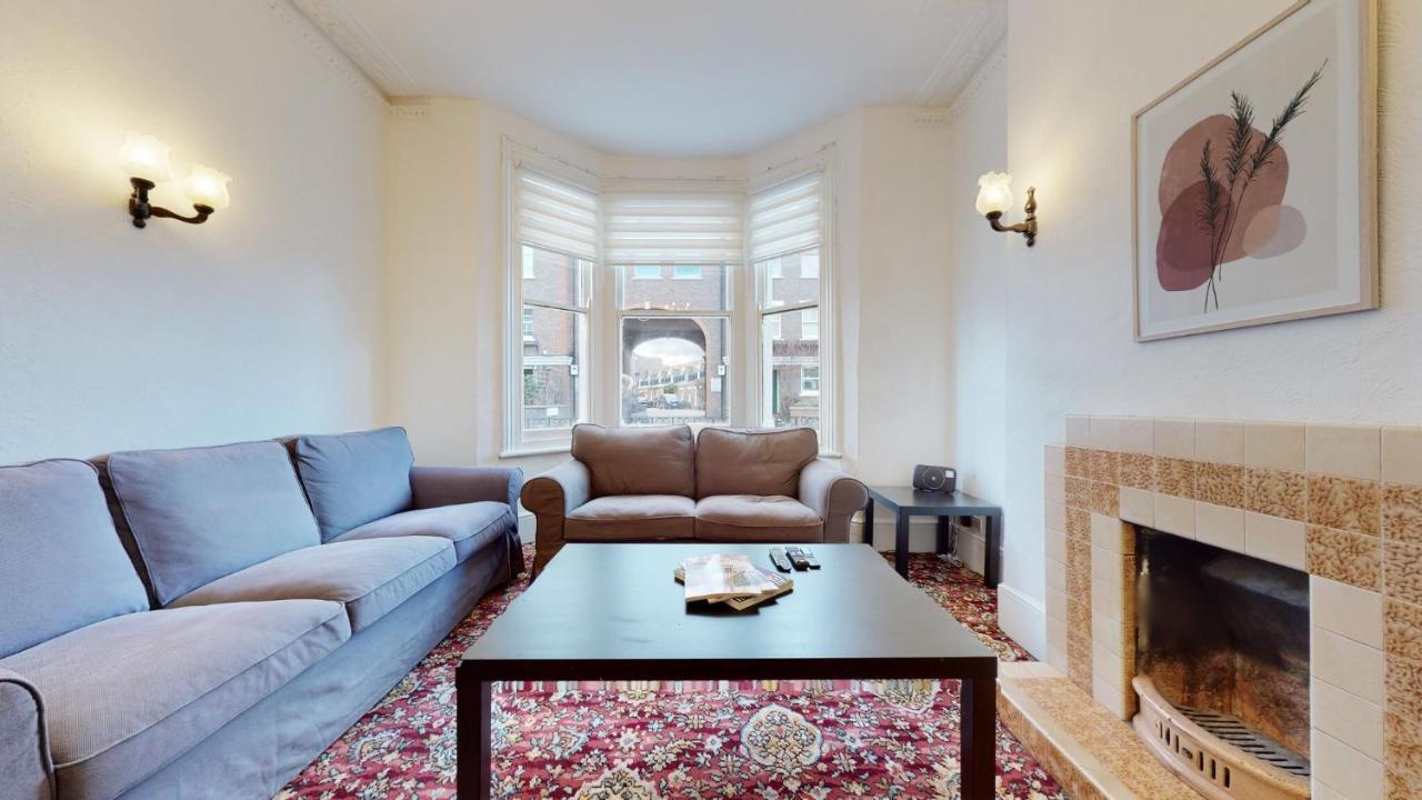 Cheerful 4 Bedroom Victorian House With Back Courtyard Londra Exterior foto