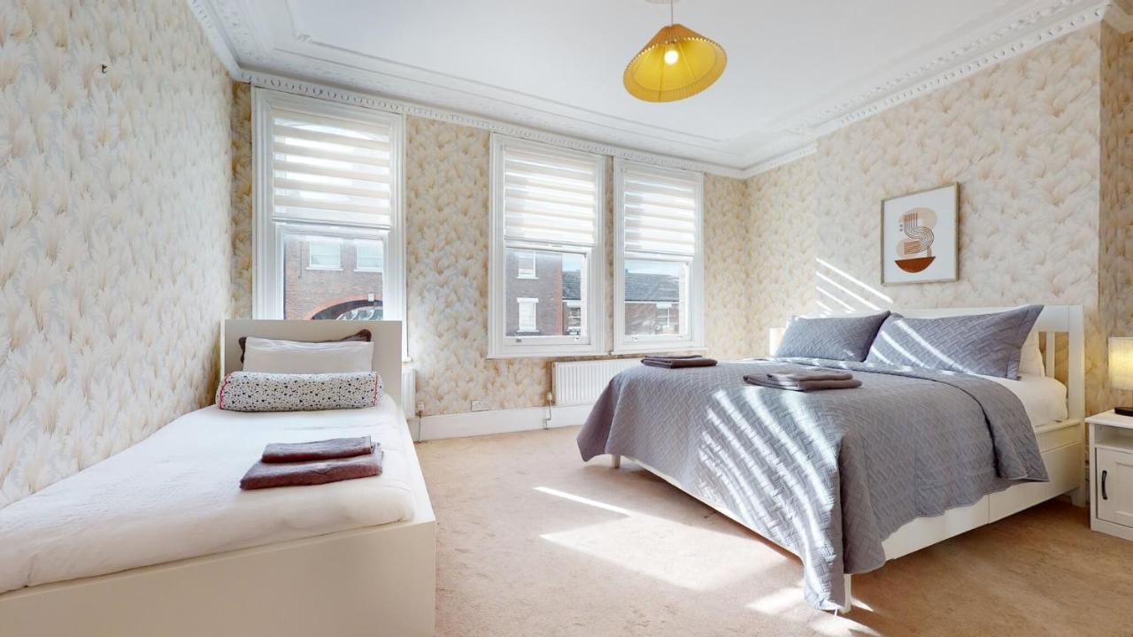 Cheerful 4 Bedroom Victorian House With Back Courtyard Londra Exterior foto